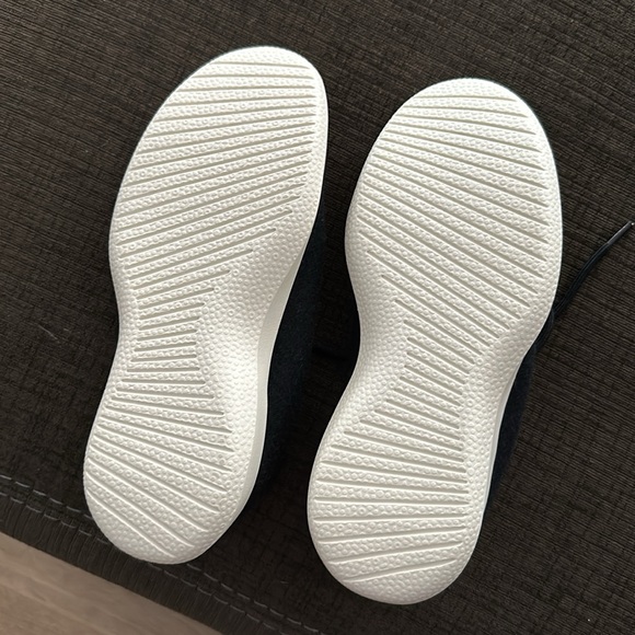 Youth allbirds. Never worn - Picture 2 of 3